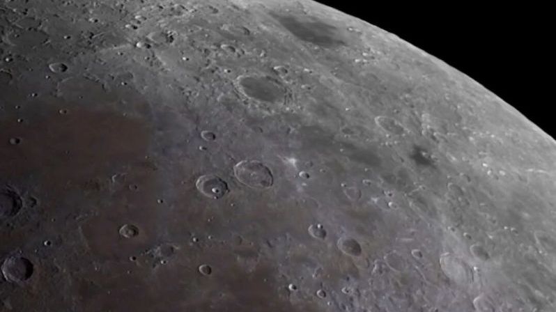 Kalifornský fotograf za měsíc zdokumentoval pohyb Měsíce při orbitě